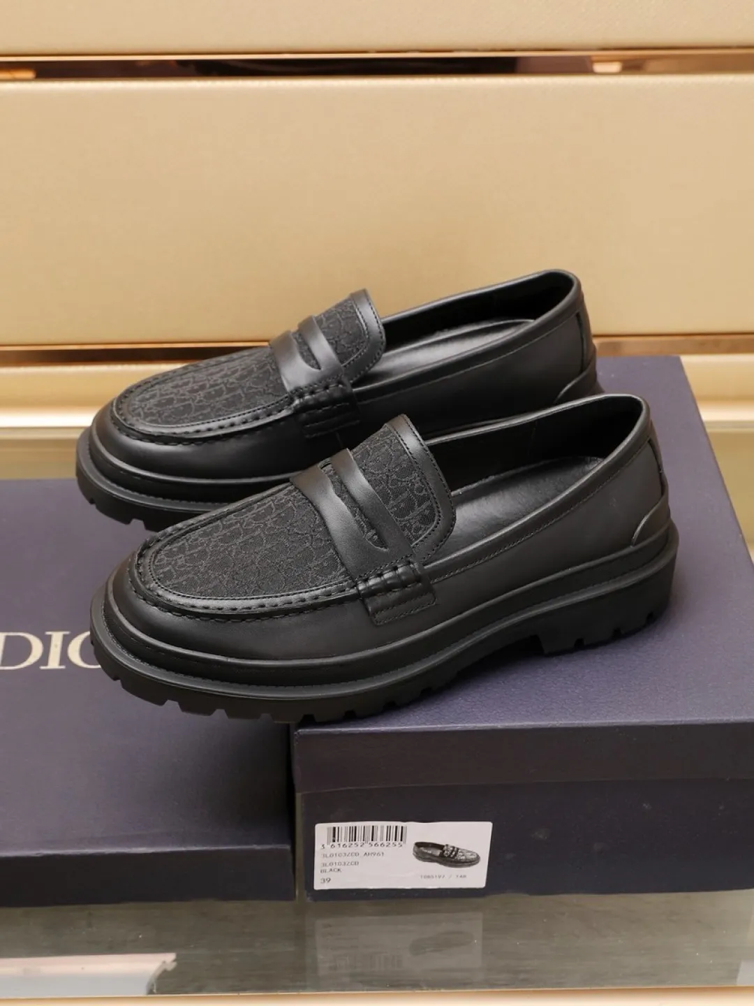 Factory P460💰[Dior] men's classic Loaf leather shoes🇺🇸 are on sale at the same time, original Italian brand · brand totem cloth sewn with brand cloth label · paired with calfskin · (high-end, extravagant and classy) exquisite workmanship (original lining) sole: original factory special rubber concave and convex outsole ⚠️ outsole. Comfortable, wear-resistant, non-slip, real shot 🎬 Can be worn with casual clothes or suits. Size: 38-44 (46.46 customized)